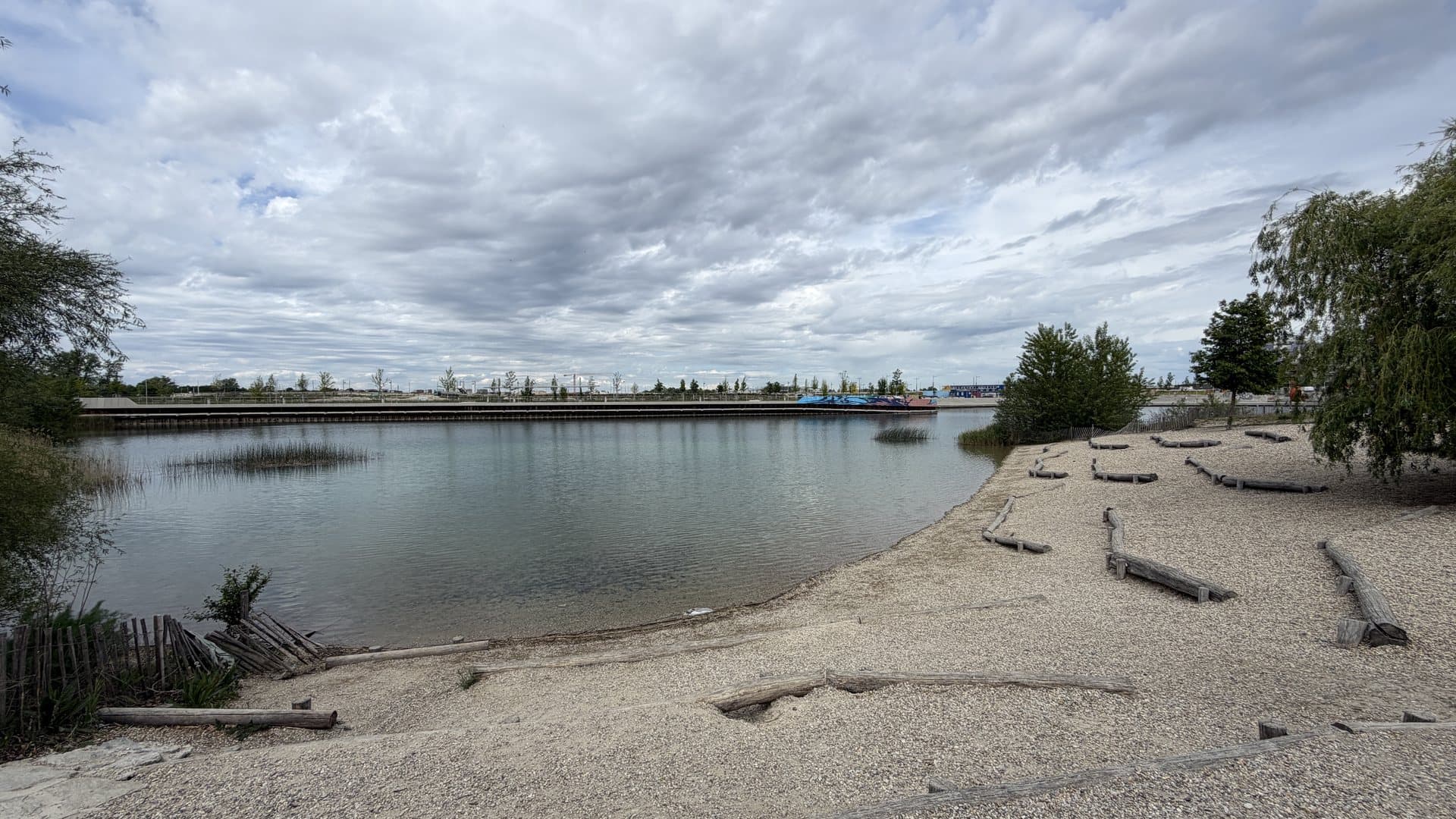 Пляж на озере Asperner See в Seestadt, в нескольких минутах ходьбы